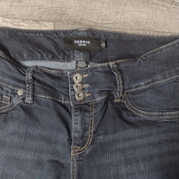 Torrid dark wash denim shorts - Picture 2 of 3